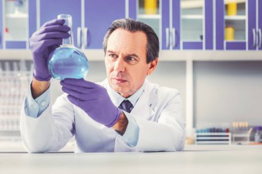 Yaşlanma deneyimli kimyager cam tüp holding