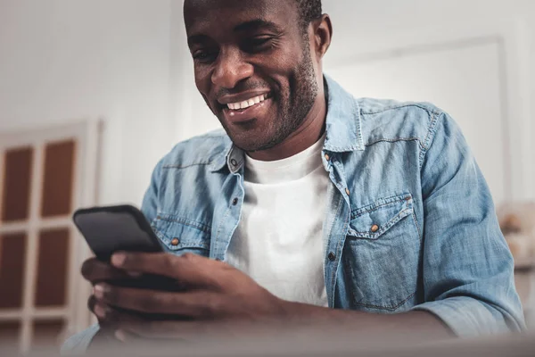 Hombre alegre positivo escribiendo un mensaje — Foto de Stock