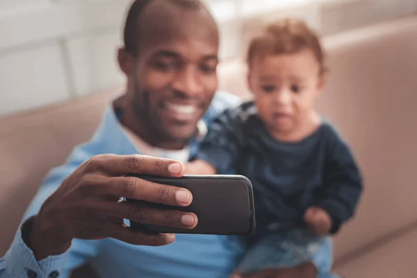 Modern smartphone being used for taking selfies — Stock Photo, Image