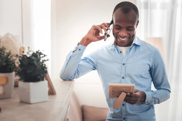 Positivo buen hombre haciendo una llamada — Foto de Stock