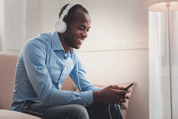 Feliz hombre positivo eligiendo la canción — Foto de Stock