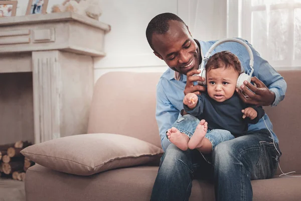 Potěšen pozitivní muž drží dítě — Stock fotografie