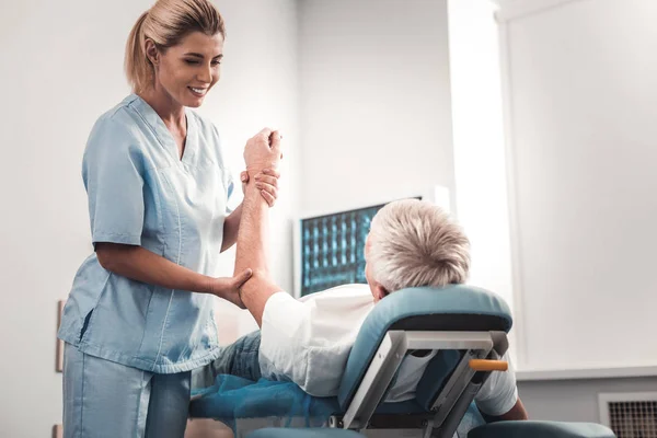 Uśmiechający się kręgarz atrakcyjne rozmawia z jej pacjenta — Zdjęcie stockowe
