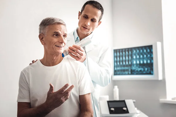 X-ray specialist examining shoulder of patient — Stock Photo, Image