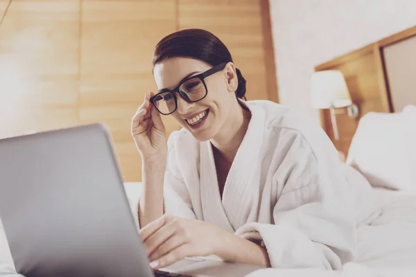 Joven empresaria en gafas usando laptop — Foto de Stock