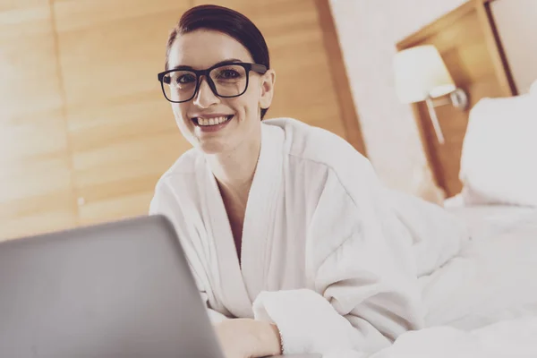 Independiente Joven Hermosa Freelancer Con Gafas Tumbadas Cama Junto Portátil — Foto de Stock