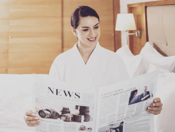 Приваблива бізнес-леді читає газету — стокове фото