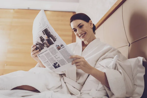 Vacker hemmafru läsning färsk press — Stockfoto