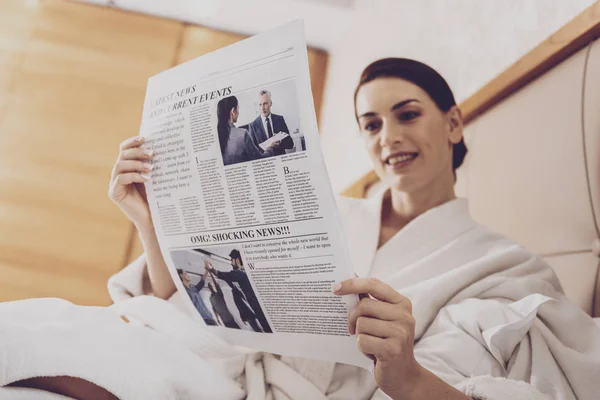 Příjemné podnikatelka čtení ranní noviny — Stock fotografie