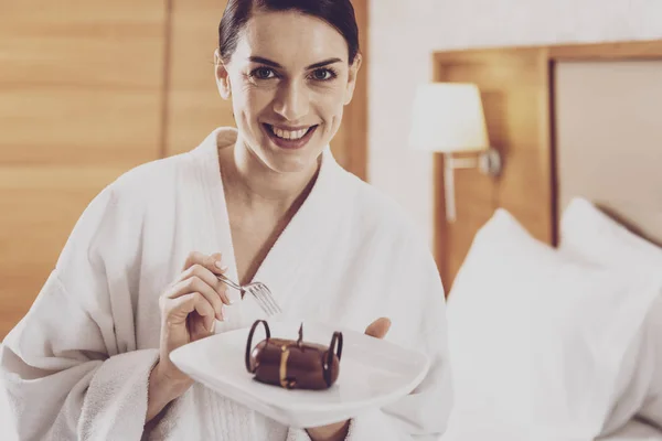 Aantrekkelijke vrouw met een bord met chocolade dessert — Stockfoto