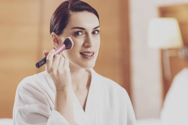 Retrato de mujer hermosa haciendo maquillaje — Foto de Stock