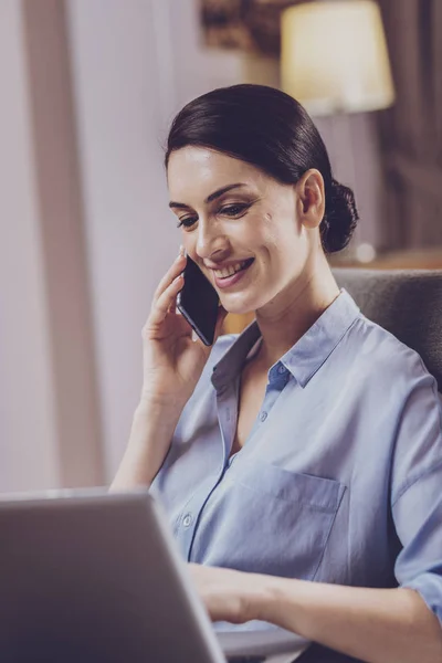 Mujer profesional llevando a cabo negociaciones comerciales — Foto de Stock