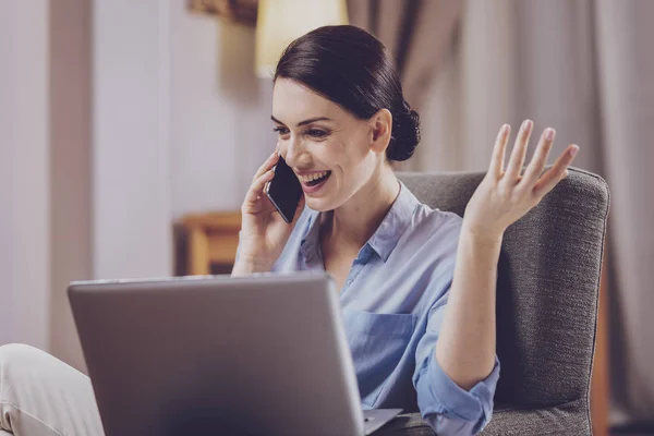 Uśmiechnięta kobieta rozmawiająca przez telefon — Zdjęcie stockowe