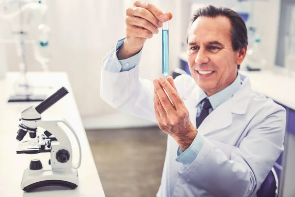 Experienced mature bioengineer testing new medicine — Stock Photo, Image