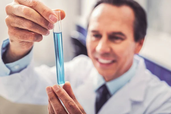 Trabajador de medicina inteligente sentirse feliz después de hacer un gran avance — Foto de Stock