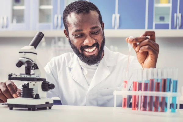 Bioengenheiro bem sucedido sentindo-se feliz depois de alcançar o resultado — Fotografia de Stock