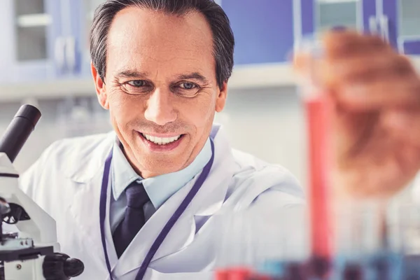 Ageing chemist with wrinkles making new report — Stock Photo, Image