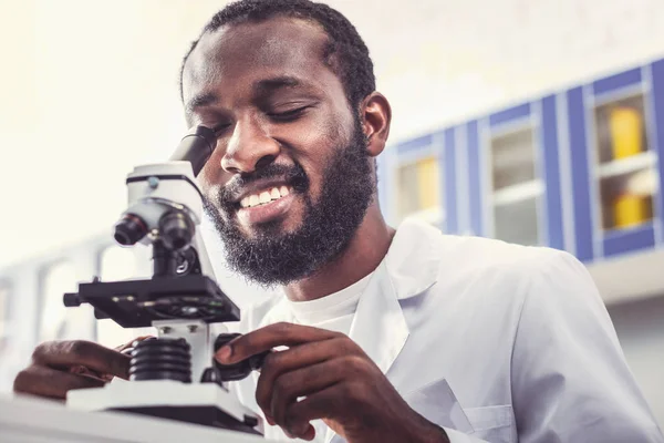 Χημική φοιτητής απολαμβάνοντας τον χρόνο εργασίας με μικροσκόπιο — Φωτογραφία Αρχείου