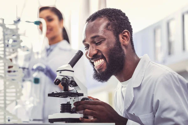 Joven microbiólogo sentirse extremadamente feliz — Foto de Stock