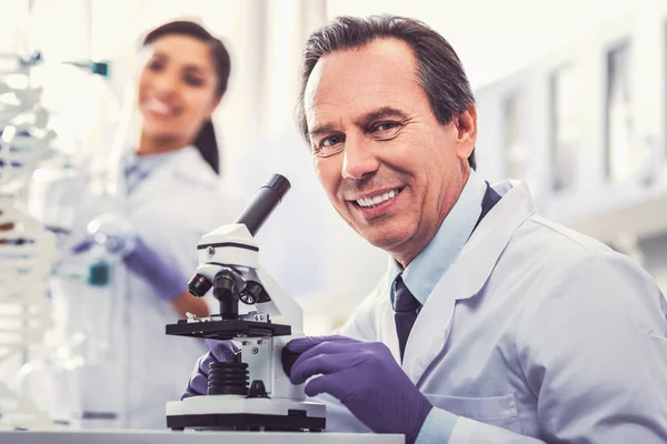 Smiling microbiologist making new discovery — Stock Photo, Image