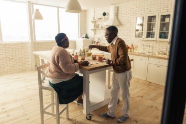 Güzel afro Amerikalı adam suyu bardakta dökme