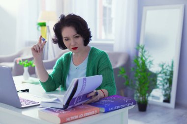 Özel edebiyat. Güzel ciddi kadın kitabın içine bazı bilgiler kontrol etmek isteyen arıyor