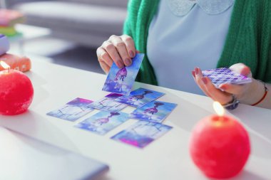 Tarot kartları kullanımda yakın çekim