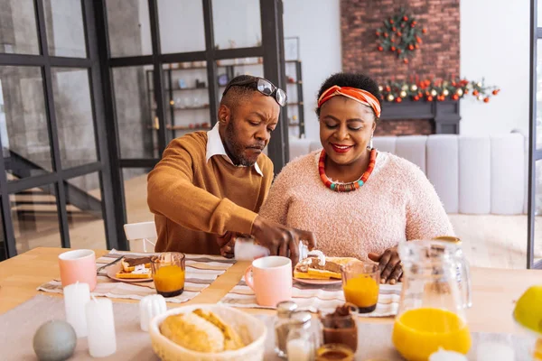 一緒に朝食を楽しんで素敵なアフロ アメリカン カップル — ストック写真
