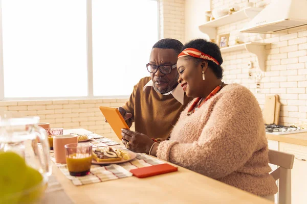 Agradable pareja agradable sentado en la cocina — Foto de Stock