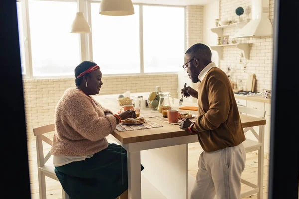 Гарна подружня пара снідає на кухні — стокове фото