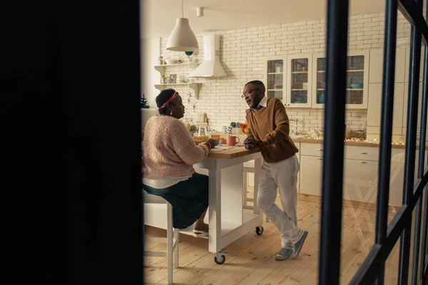 Bonita pareja agradable hablando en la cocina — Foto de Stock