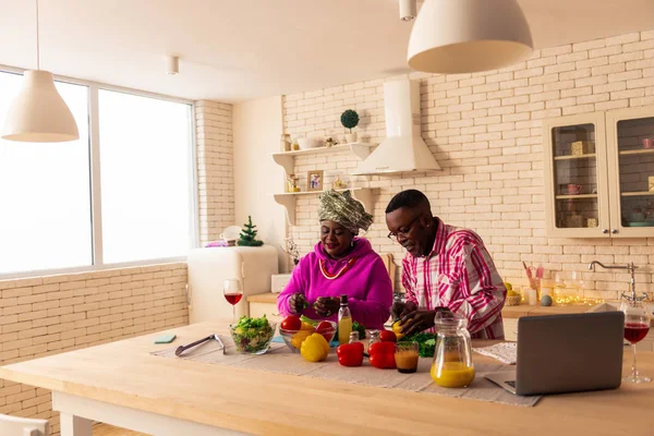 食べ物の話陽気な素敵なアフリカのカップル — ストック写真