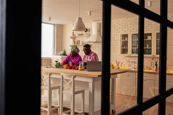 Freudig entzücktes Paar beim Kochen — Stockfoto