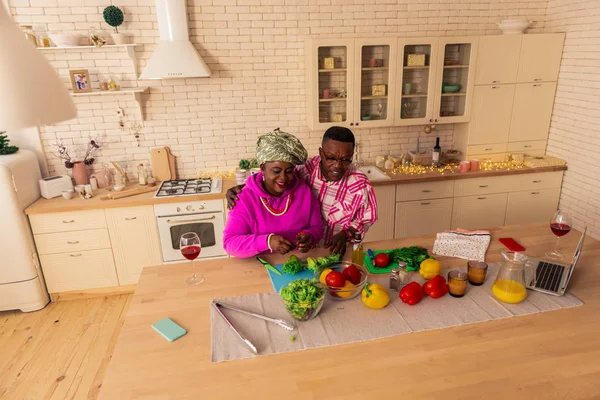 Refeição Saborosa Encantado Casal Alegre Sorrindo Enquanto Aprecia Cozinhar Almoço — Fotografia de Stock