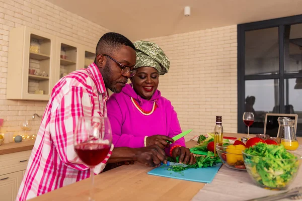 Agradável bom homem ajudando sua esposa na cozinha — Fotografia de Stock