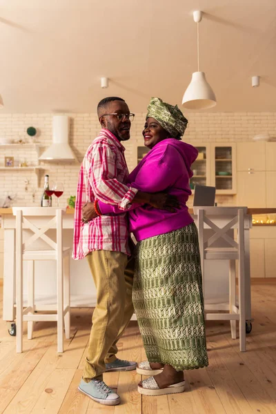 Radost, šťastný pár africké tance doma — Stock fotografie