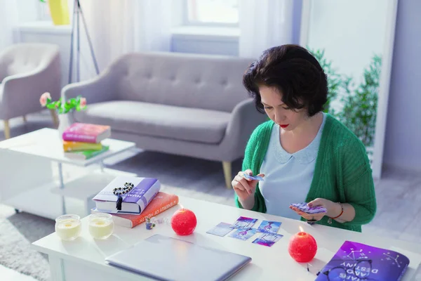 Bra smart kvinna öppna tarotkort — Stockfoto