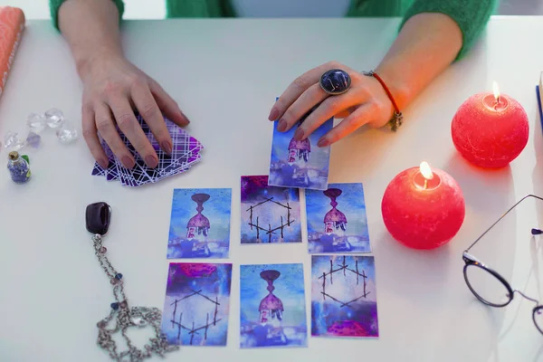 Bir tarot kart servet tellers elinde olma üstten görünüm — Stok fotoğraf