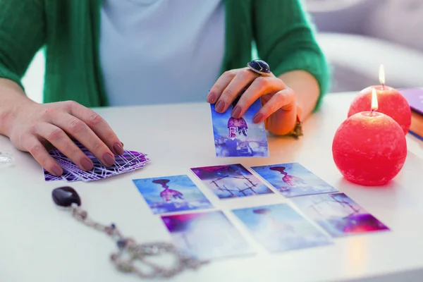 Tarjeta del tarot que se abre por un adivino — Foto de Stock