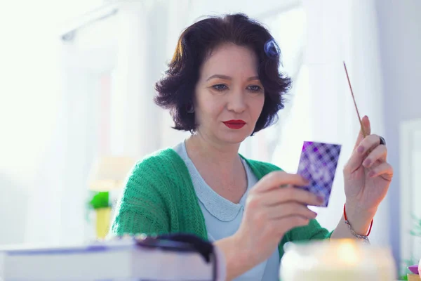 Smart skickliga spåkvinnan läsa kortet — Stockfoto