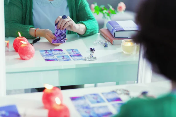 Reflektion av tarot kort i kvinnliga händer — Stockfoto