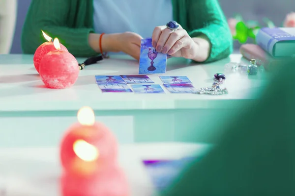 Spiegelreflexion einer verwendeten Tarotkarte — Stockfoto