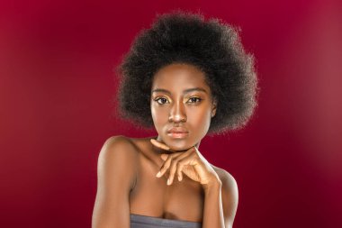Ciddi bir afro Amerikalı kadın portresi
