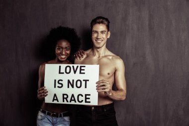 Erkek arkadaşlarını omuz tutan olumlu afro Amerikan kadın