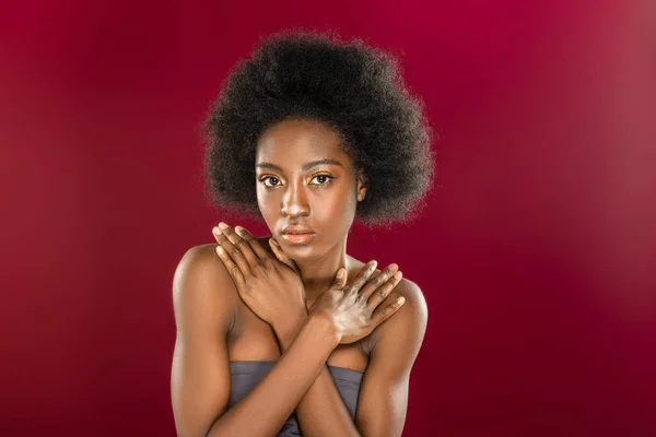 Kellemes afro-amerikai nő, állandó keresztezett kézzel — Stock Fotó