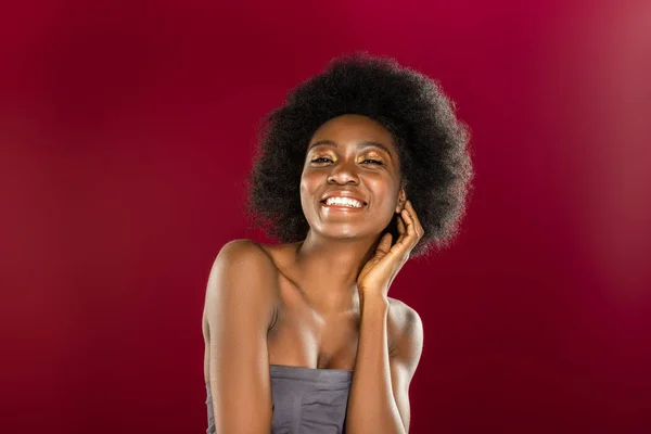 Blij positieve jonge vrouw aanraken van haar oor — Stockfoto