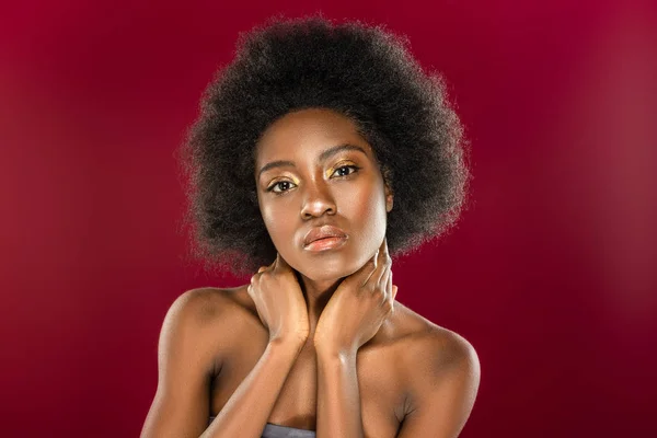 Retrato de uma jovem afro-americana agradável — Fotografia de Stock