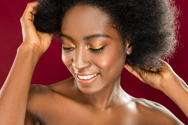 Портрет счастливой афро-американской женщины — стоковое фото