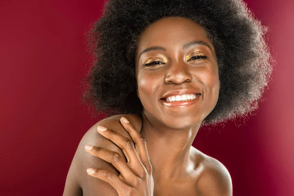 Alegre feliz afro americano mulher sorrindo para você — Fotografia de Stock