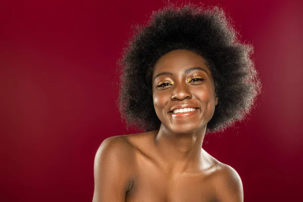 Χαρούμενη σκούρα μαλλιά γυναίκα δείχνει τα θετικά συναισθήματα — Φωτογραφία Αρχείου